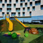 3D öntött gumi burkolatú játszótér Horvátországban. Színes pók a sávház udvarán